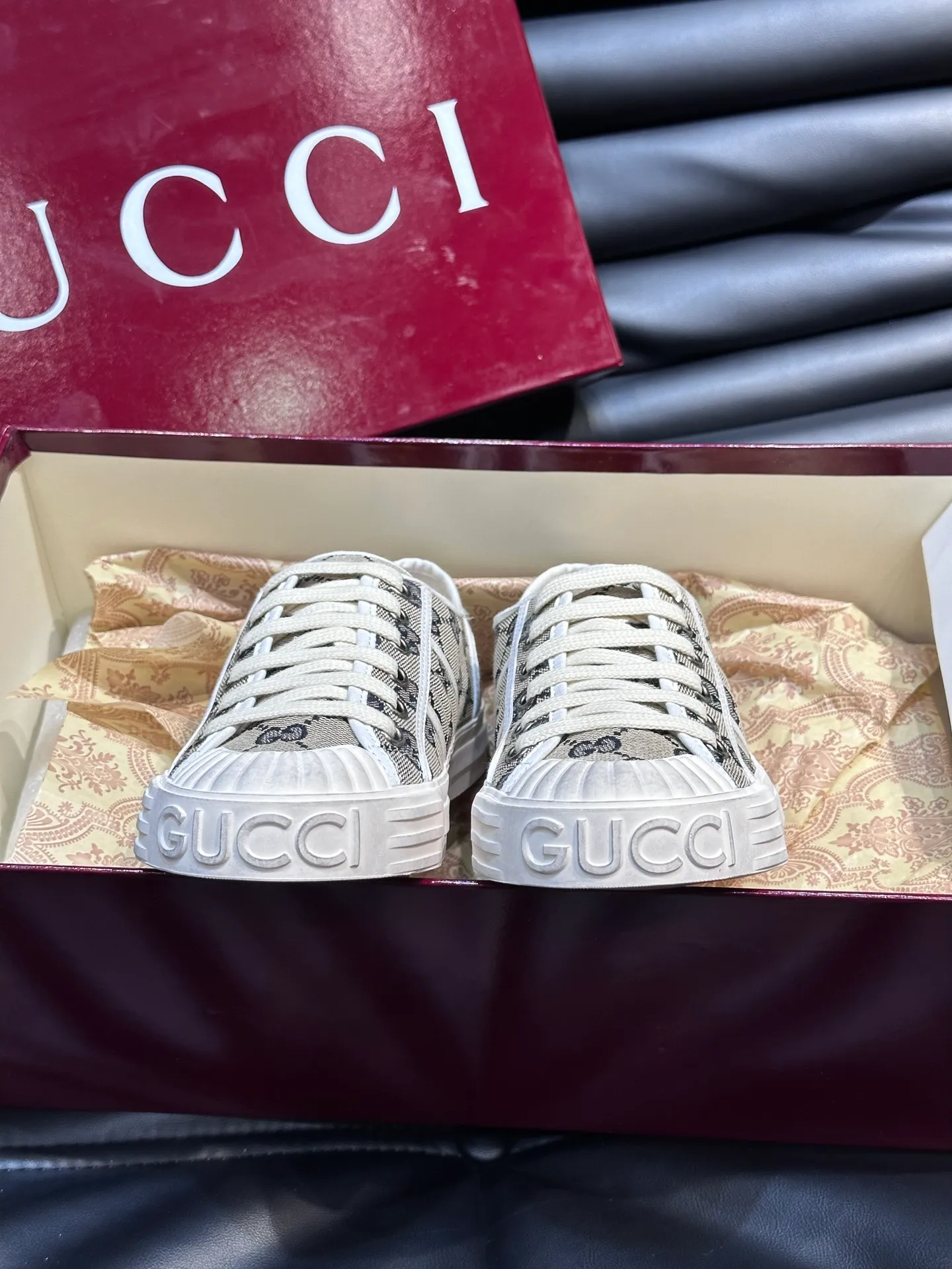 Men's shoes 💰p360 "GUUC*" Couple model 👫GG printed canvas sneakers, this sneaker is from the Gucci Lido series, and its design is inspired by the summer style and beach clubs of the Italian coast. The early autumn series reinterprets the brand's classic design elements and exquisite patterns from a modern perspective. These low-top sneakers are crafted from the brand's original fabric, the classic GG printed canvas, with a slightly distressed effect around the rubber sole. The GG pattern and logo are cleverly integrated into the sole, and the toe is embellished with an embossed Gucci logo. The towel insoles are decorated with brand logo leather labels, are light, comfortable and breathable for the feet, and come with a full set of original packaging! Size: Female 35-40 Male 38-45 (46 customized)